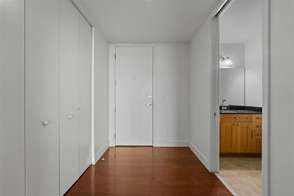 For Sale: $320,000 (1 beds, 1 baths, 932 Square Feet)