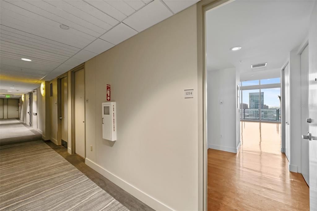 For Sale: $320,000 (1 beds, 1 baths, 932 Square Feet)