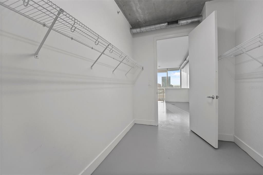 For Sale: $320,000 (1 beds, 1 baths, 932 Square Feet)