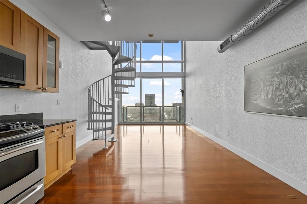 For Sale: $320,000 (1 beds, 1 baths, 932 Square Feet)