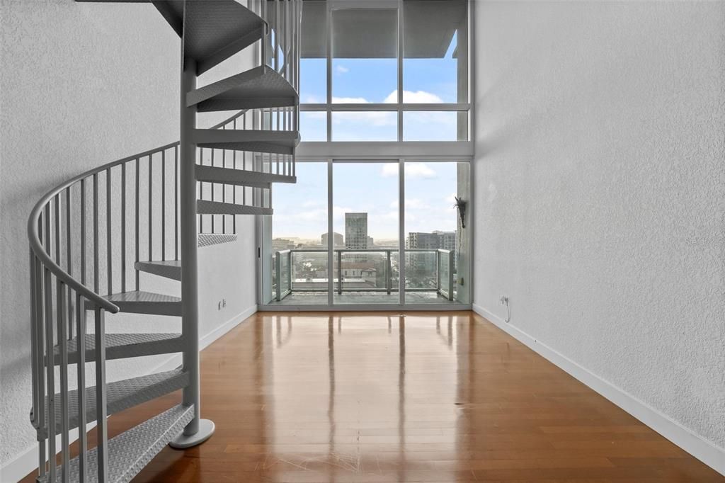 For Sale: $320,000 (1 beds, 1 baths, 932 Square Feet)