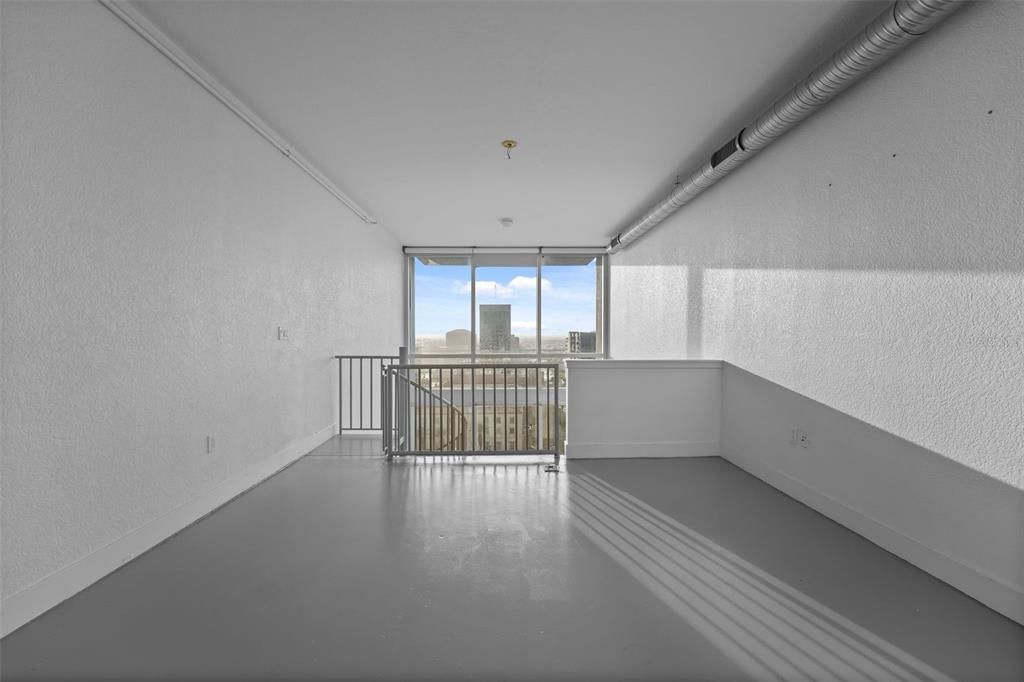 For Sale: $320,000 (1 beds, 1 baths, 932 Square Feet)