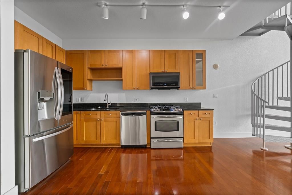 For Sale: $320,000 (1 beds, 1 baths, 932 Square Feet)