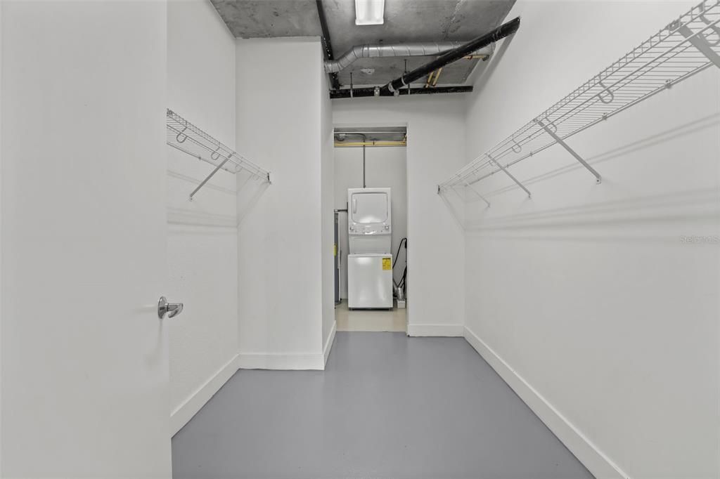 For Sale: $320,000 (1 beds, 1 baths, 932 Square Feet)