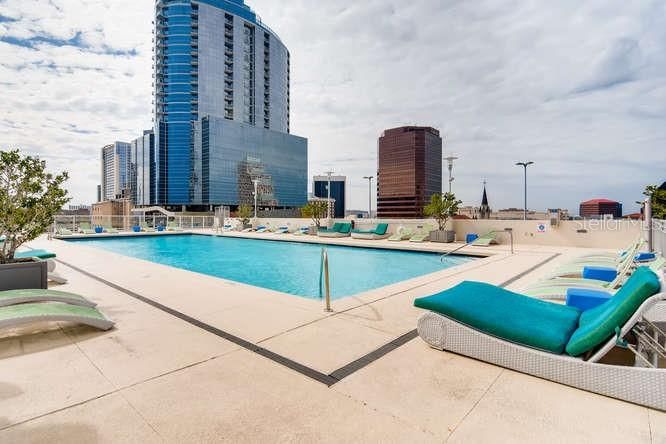 For Sale: $320,000 (1 beds, 1 baths, 932 Square Feet)