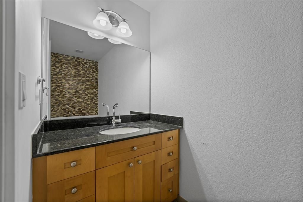 For Sale: $320,000 (1 beds, 1 baths, 932 Square Feet)