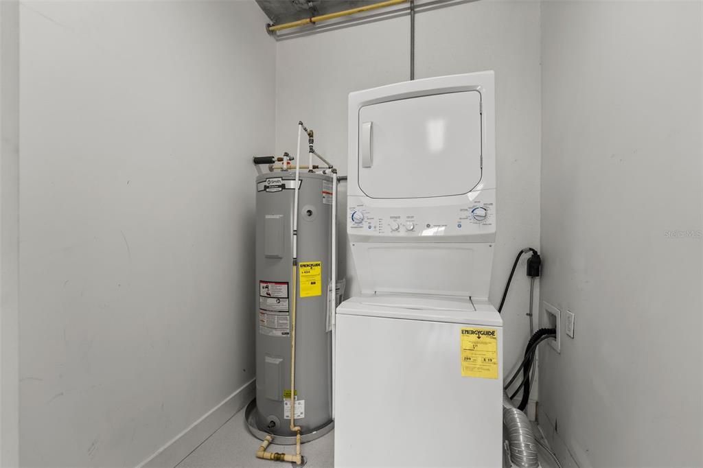 For Sale: $320,000 (1 beds, 1 baths, 932 Square Feet)