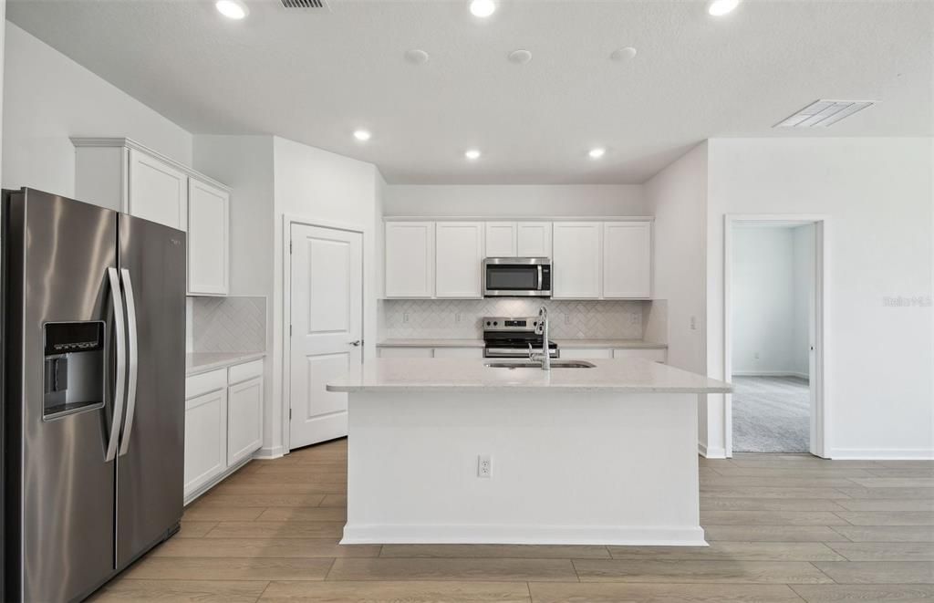 合同活跃: $324,820 (3 贝兹, 2 浴室, 1696 平方英尺)