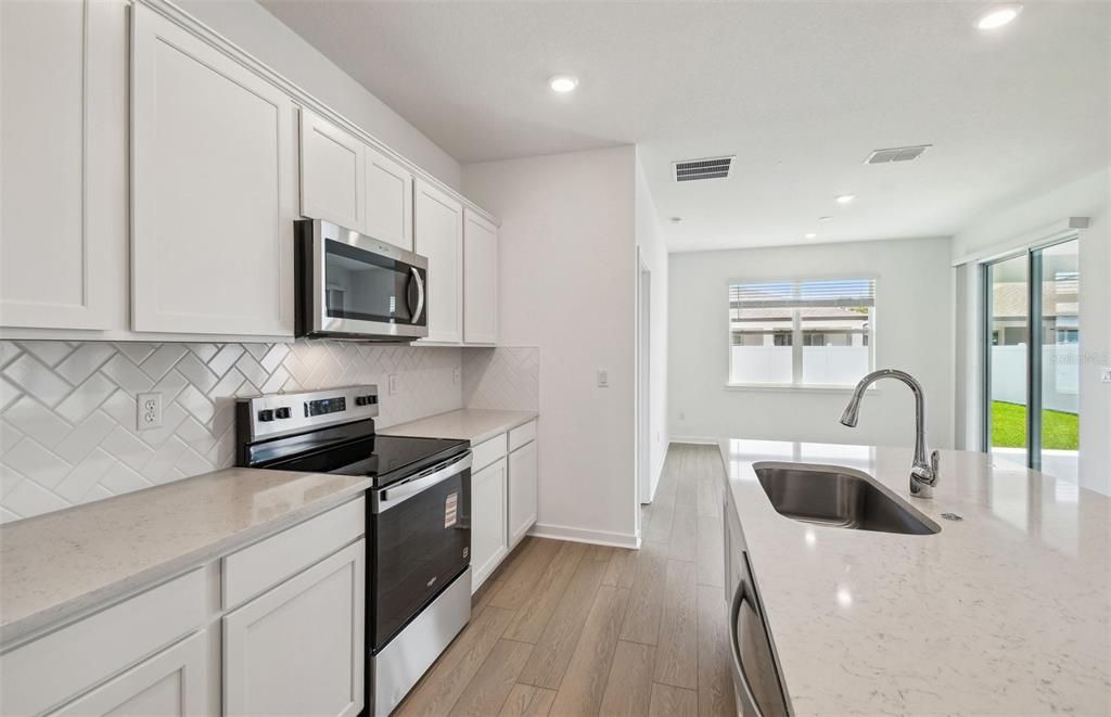 合同活跃: $324,820 (3 贝兹, 2 浴室, 1696 平方英尺)