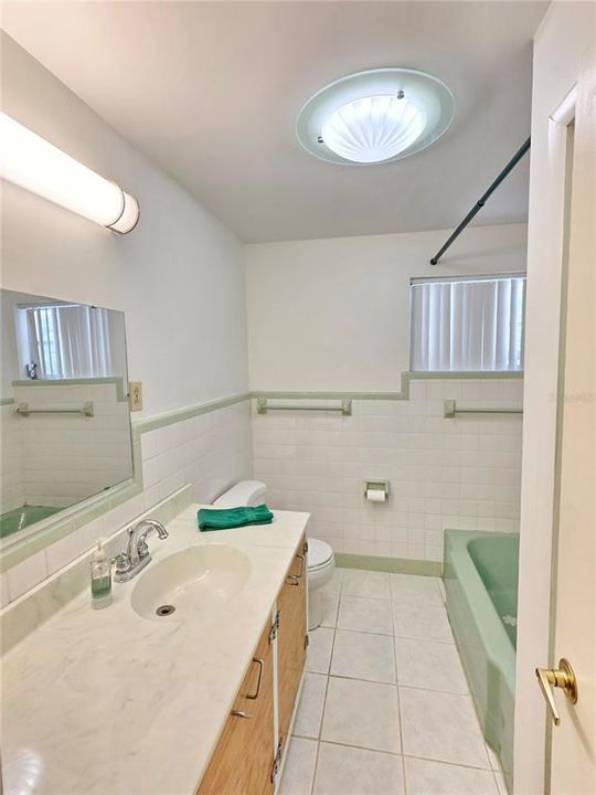 Active With Contract: $295,000 (2 beds, 2 baths, 1371 Square Feet)