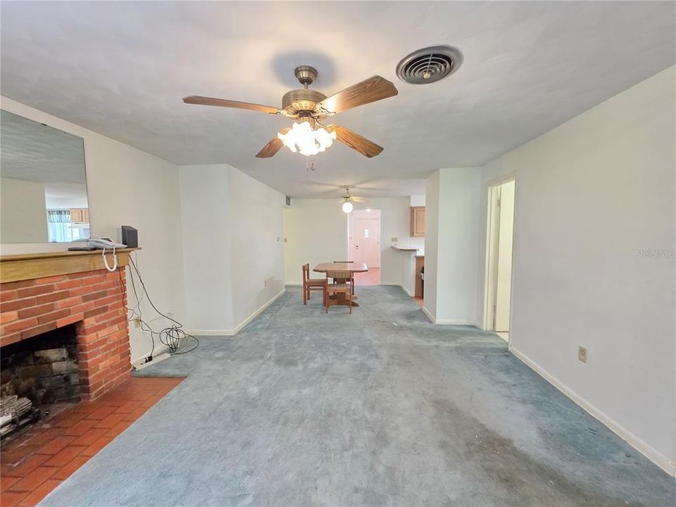 Active With Contract: $295,000 (2 beds, 2 baths, 1371 Square Feet)