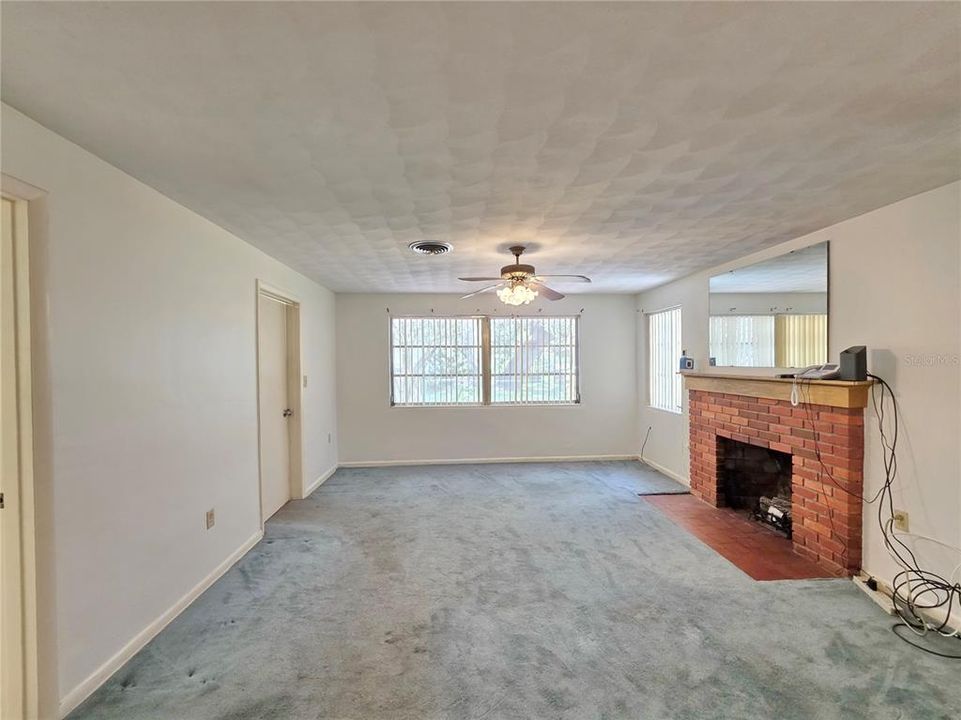 Active With Contract: $295,000 (2 beds, 2 baths, 1371 Square Feet)