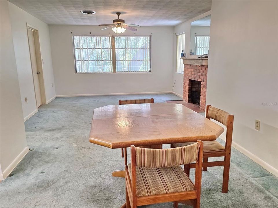 Active With Contract: $295,000 (2 beds, 2 baths, 1371 Square Feet)