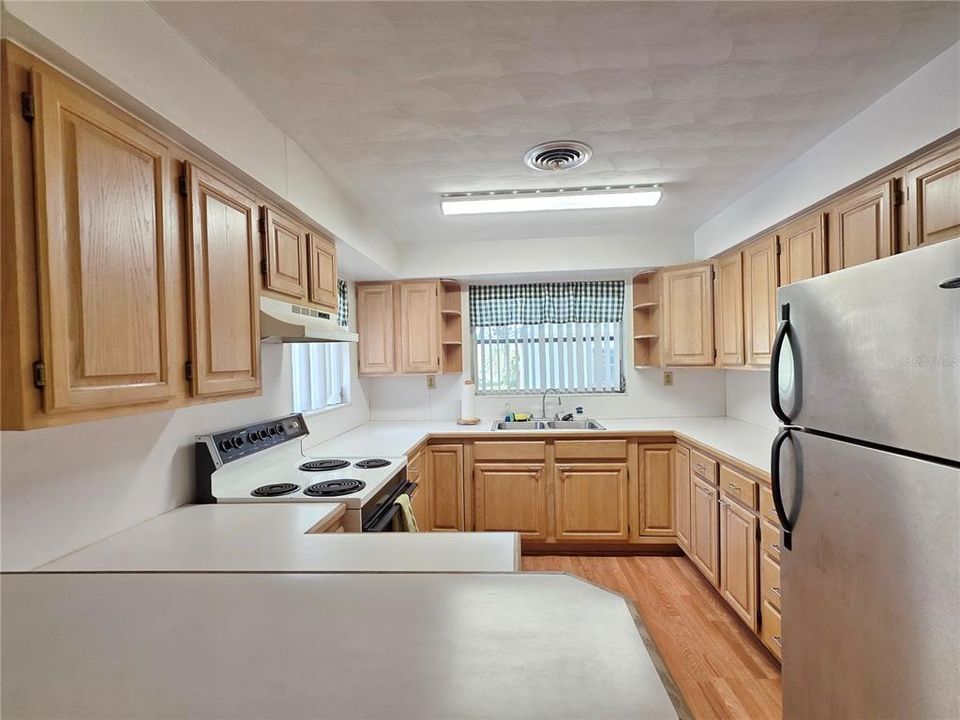 Active With Contract: $295,000 (2 beds, 2 baths, 1371 Square Feet)