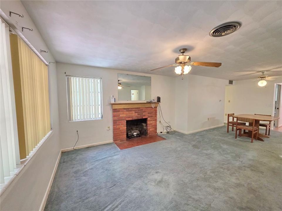 Active With Contract: $295,000 (2 beds, 2 baths, 1371 Square Feet)