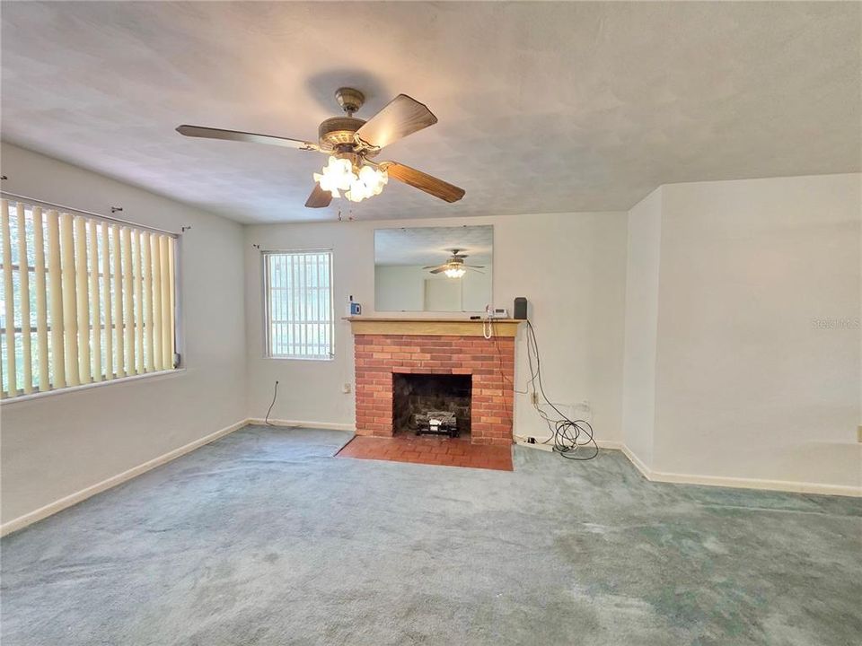 Active With Contract: $295,000 (2 beds, 2 baths, 1371 Square Feet)