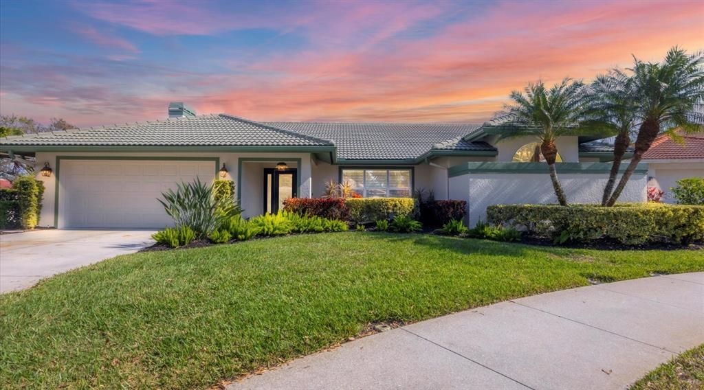 Active With Contract: $828,000 (3 beds, 3 baths, 2359 Square Feet)