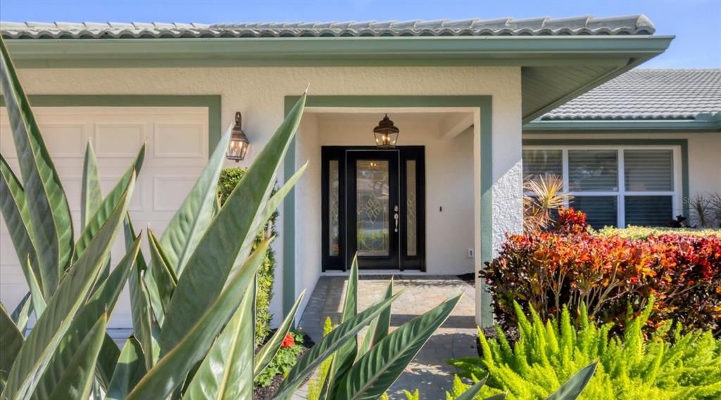 Active With Contract: $828,000 (3 beds, 3 baths, 2359 Square Feet)