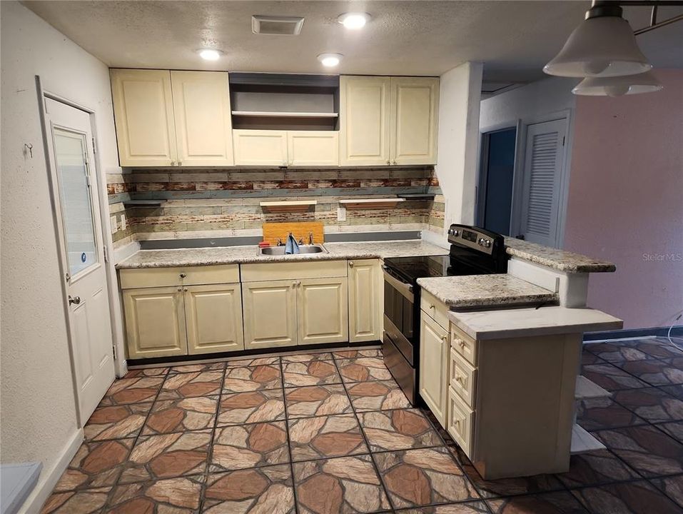 Active With Contract: $169,900 (3 beds, 1 baths, 1008 Square Feet)