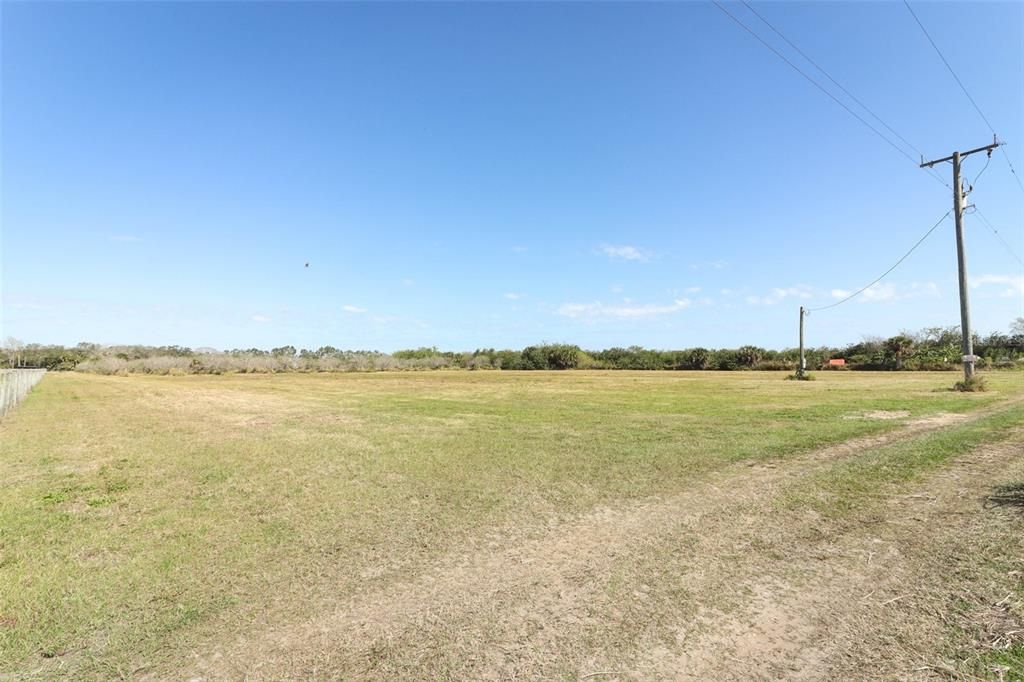 На продажу: $725,000 (14.45 acres)