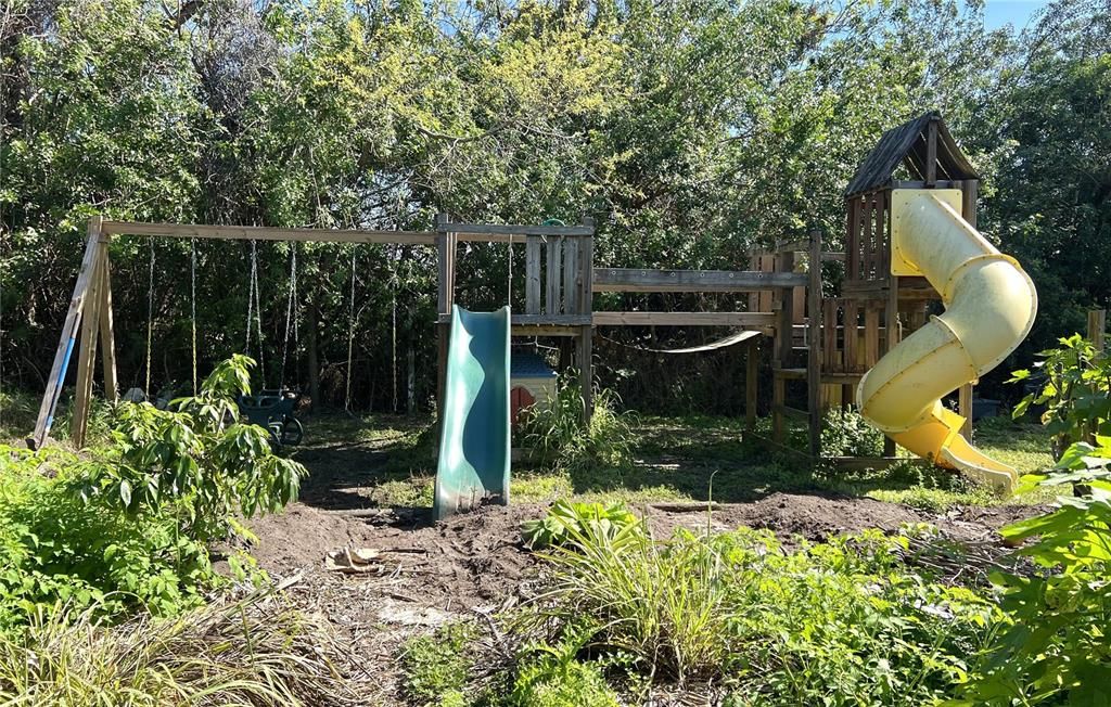 На продажу: $725,000 (14.45 acres)