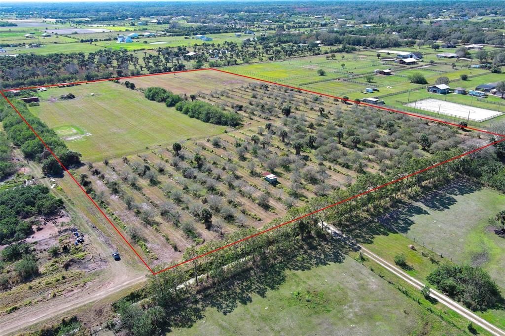 На продажу: $725,000 (14.45 acres)