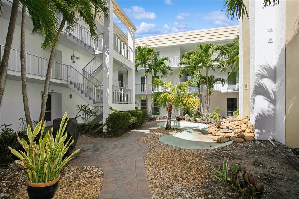 Recently Sold: $469,000 (2 beds, 2 baths, 948 Square Feet)