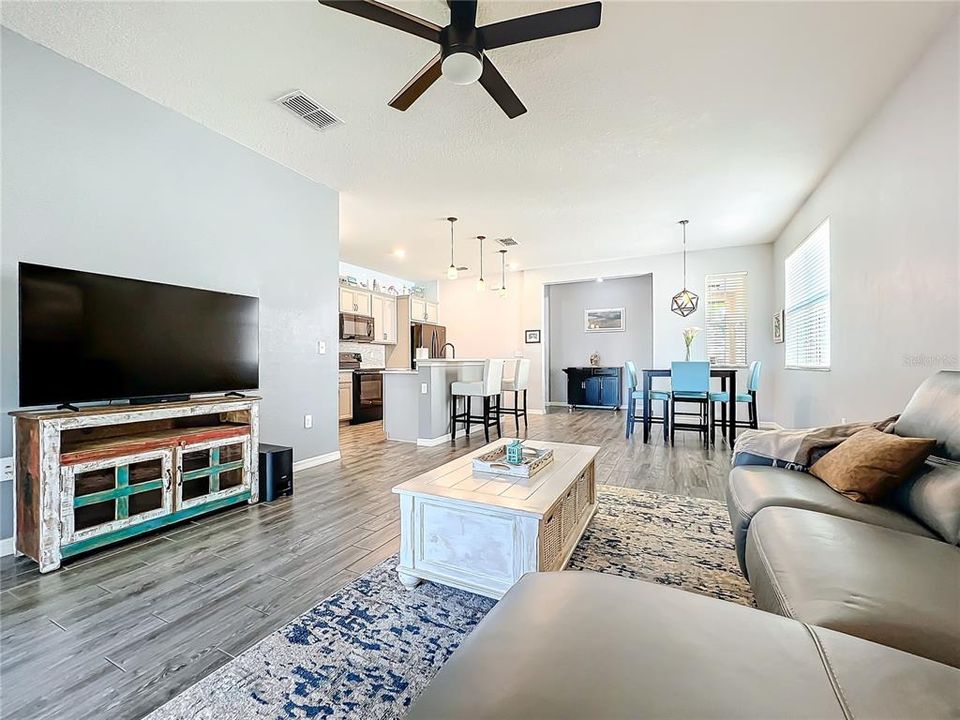 Под контрактом: $240,000 (2 спален, 2 ванн, 1311 Квадратных фут)