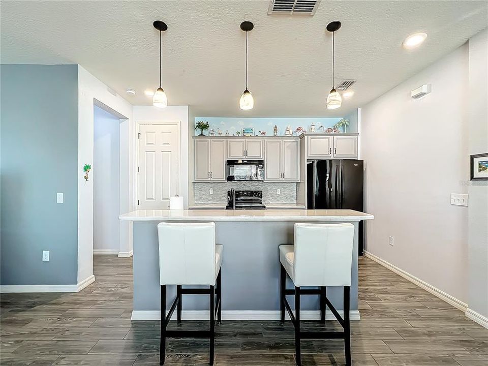 Под контрактом: $240,000 (2 спален, 2 ванн, 1311 Квадратных фут)