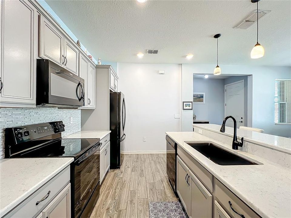 Под контрактом: $240,000 (2 спален, 2 ванн, 1311 Квадратных фут)