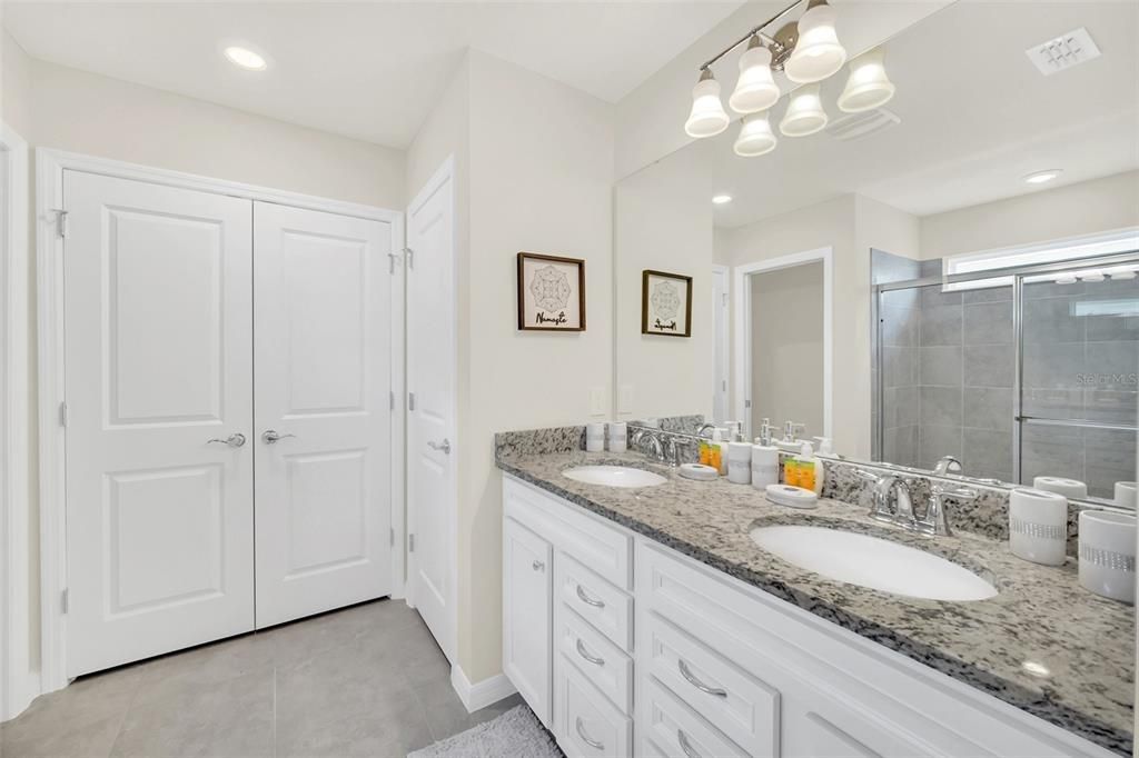 For Sale: $719,000 (5 beds, 5 baths, 2622 Square Feet)