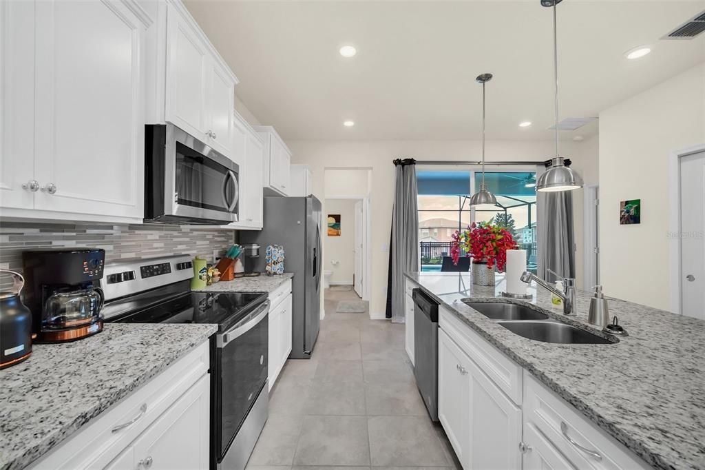 For Sale: $719,000 (5 beds, 5 baths, 2622 Square Feet)