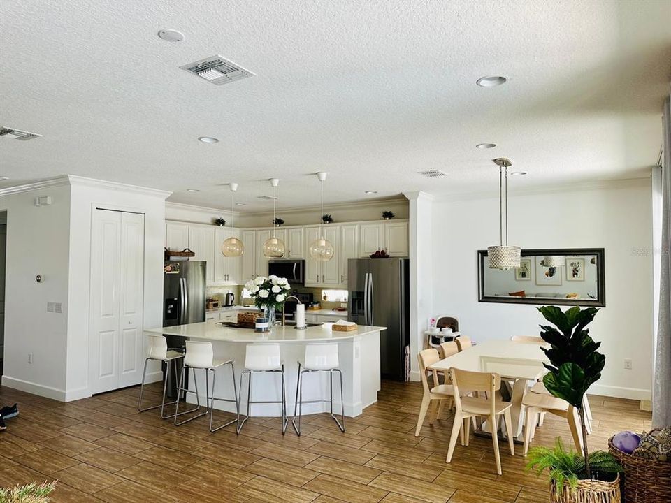 Под контрактом: $710,000 (8 спален, 5 ванн, 2872 Квадратных фут)