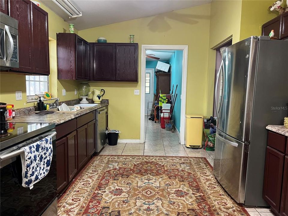 For Sale: $265,000 (3 beds, 3 baths, 1800 Square Feet)