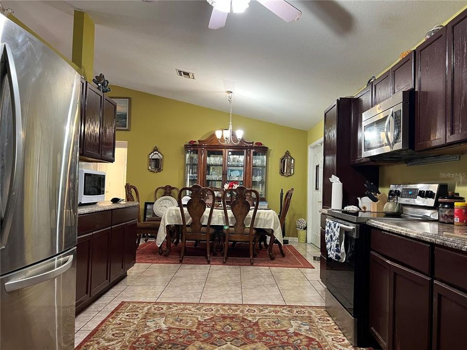 For Sale: $265,000 (3 beds, 3 baths, 1800 Square Feet)