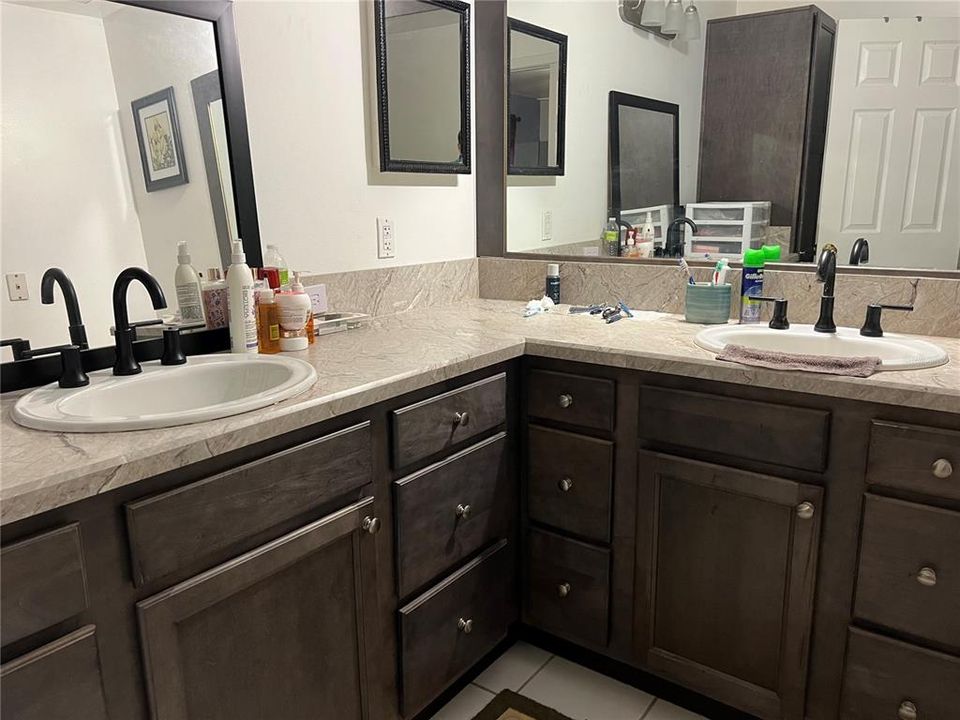 For Sale: $265,000 (3 beds, 3 baths, 1800 Square Feet)