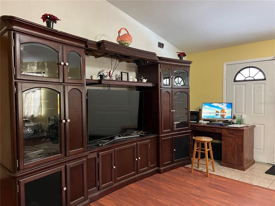 For Sale: $265,000 (3 beds, 3 baths, 1800 Square Feet)