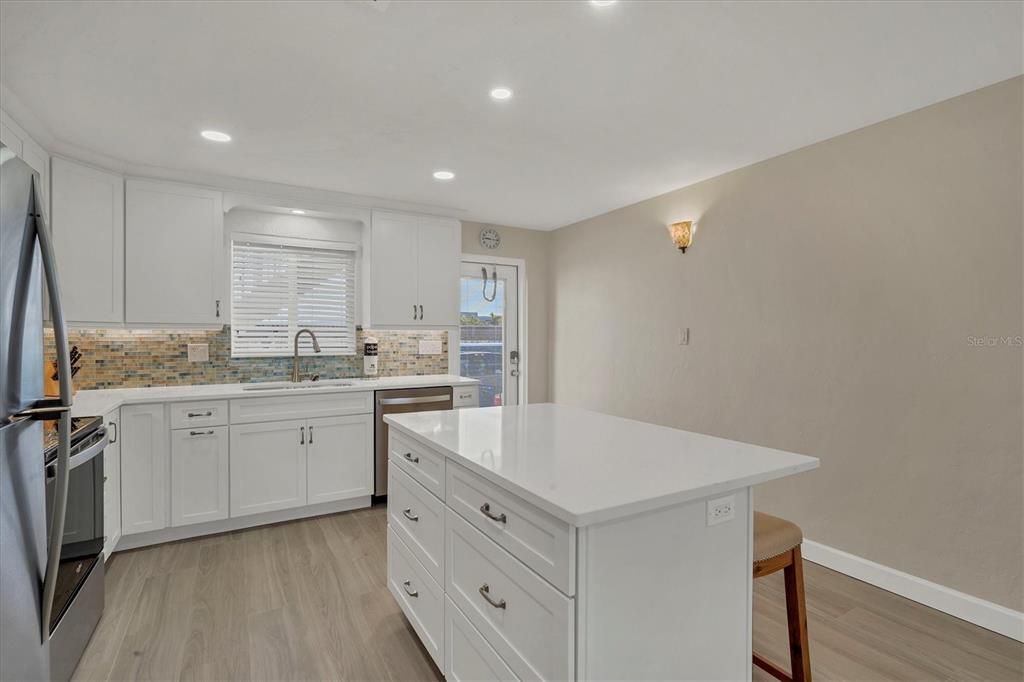 В аренду: $17,000 (2 спален, 2 ванн, 1008 Квадратных фут)