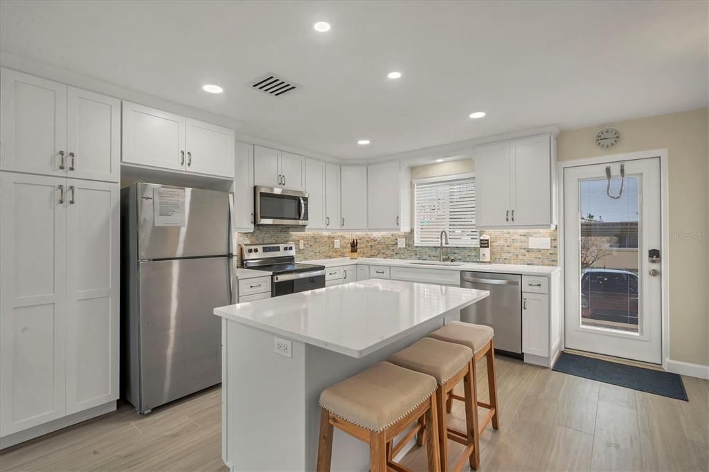 В аренду: $17,000 (2 спален, 2 ванн, 1008 Квадратных фут)