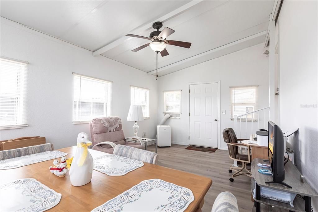 合同活跃: $115,000 (2 贝兹, 2 浴室, 896 平方英尺)