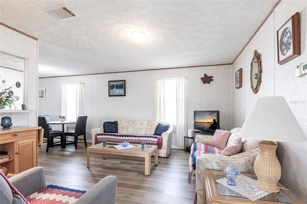 合同活跃: $115,000 (2 贝兹, 2 浴室, 896 平方英尺)