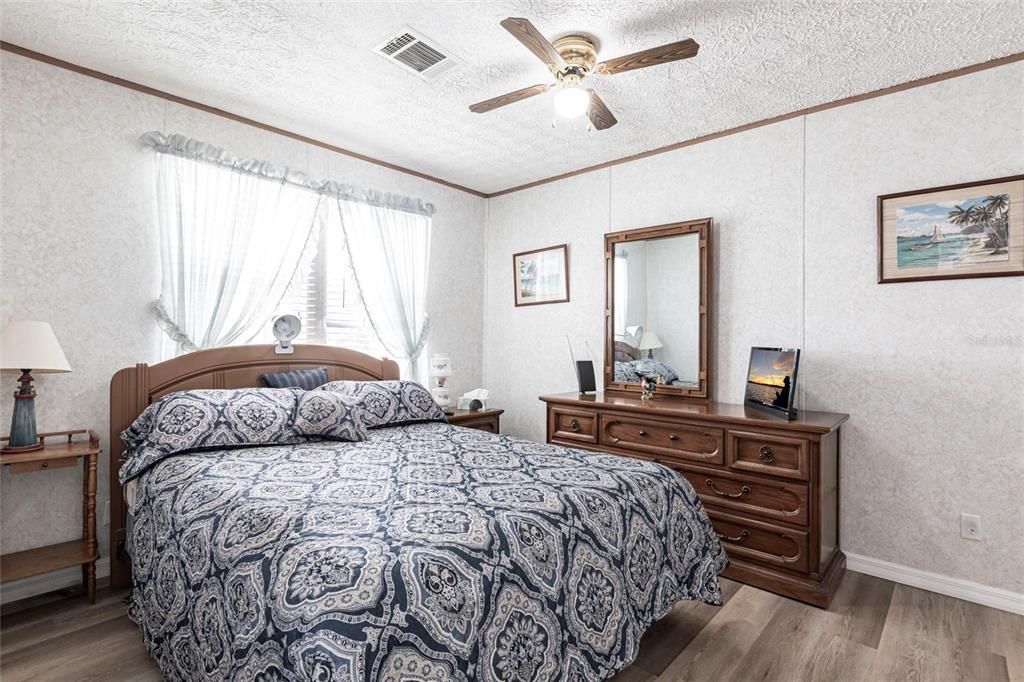 合同活跃: $115,000 (2 贝兹, 2 浴室, 896 平方英尺)