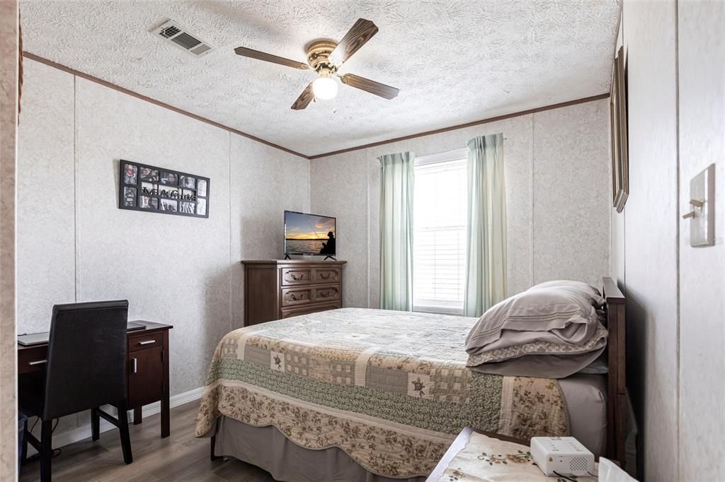 合同活跃: $115,000 (2 贝兹, 2 浴室, 896 平方英尺)