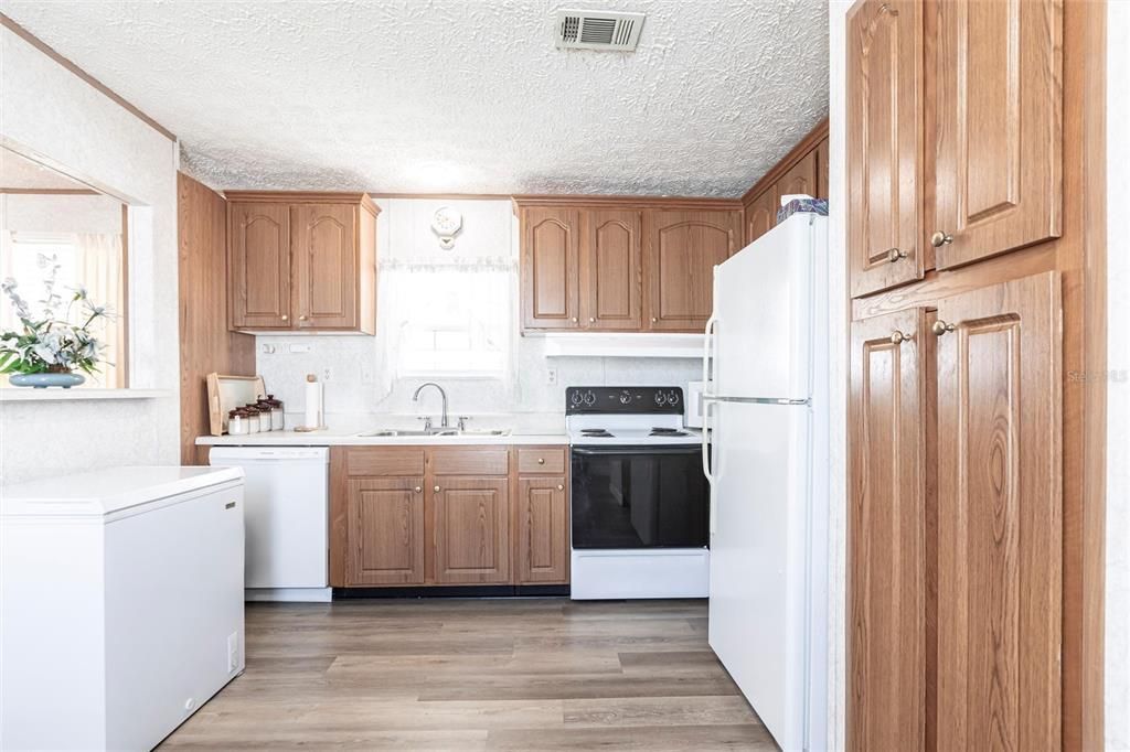 合同活跃: $115,000 (2 贝兹, 2 浴室, 896 平方英尺)