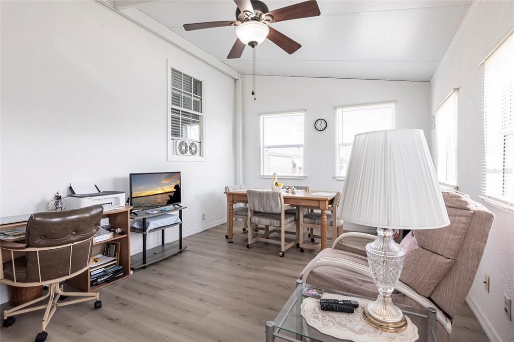 合同活跃: $115,000 (2 贝兹, 2 浴室, 896 平方英尺)