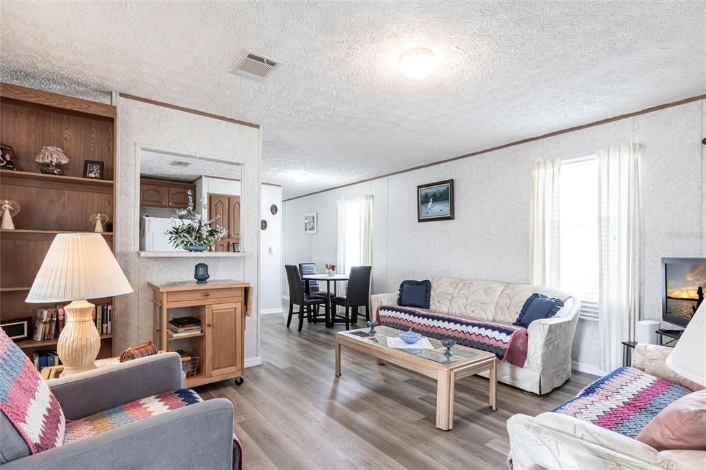 合同活跃: $115,000 (2 贝兹, 2 浴室, 896 平方英尺)