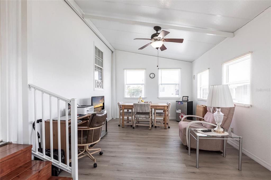 合同活跃: $115,000 (2 贝兹, 2 浴室, 896 平方英尺)