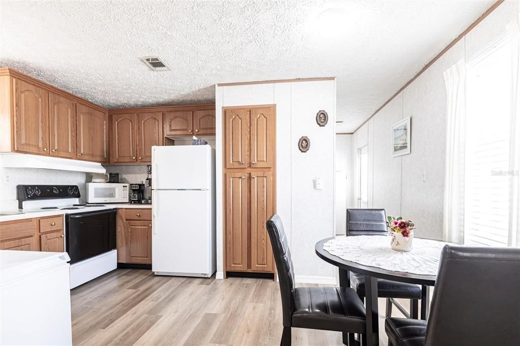 合同活跃: $115,000 (2 贝兹, 2 浴室, 896 平方英尺)