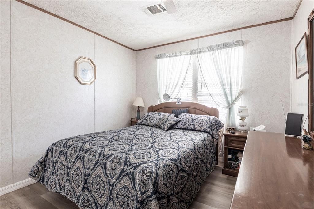 合同活跃: $115,000 (2 贝兹, 2 浴室, 896 平方英尺)