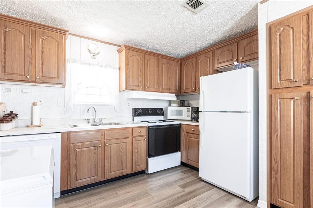 合同活跃: $115,000 (2 贝兹, 2 浴室, 896 平方英尺)